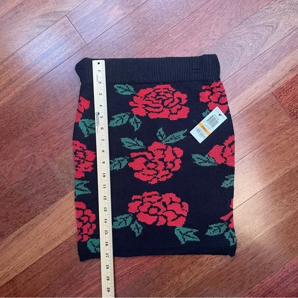 Material Girl Black and Red Floral Mini Skirt - Picture 10 of 10